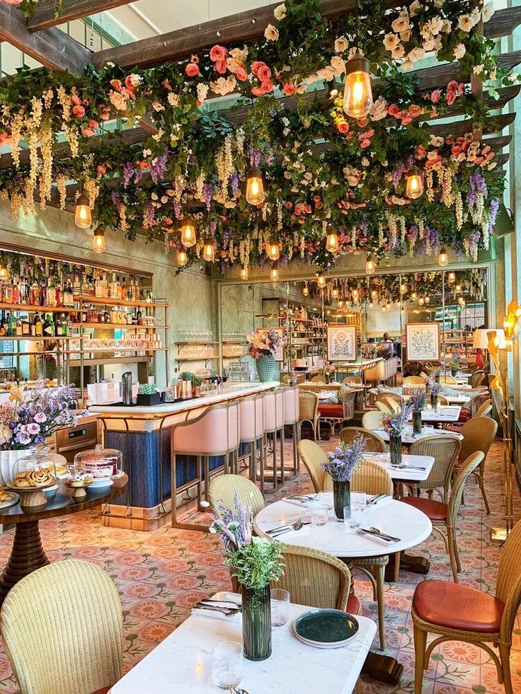 Screenshot oder Mockup der Farbraum App mit Farbpaletten und Design-Tools