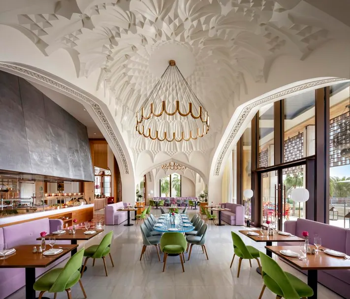 Ein meditierender Mensch, dessen Kopf von einem abstrakten, farbigen Wirbel umgeben ist